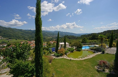 Villa Collemandina Villa | Wonderful 2 bedroom house, private pool, stunning mountain views, WIFI!
