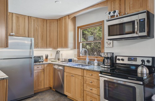 Front Royal Cabin | Wooded + Rustic Hideaway Minutes From River, Natl/State Parks, Hiking & Wineries