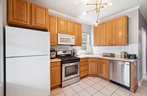 Lakeview Apartment | Wrigley 2BR, 1BA with Free Parking