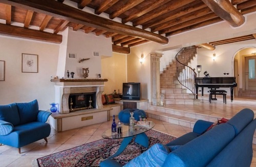 San Pietro a Cegliolo Apartment | Wunderschöne Wohnung in Cortona mit Großer Terrasse by Interhome