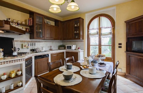 San Pietro a Cegliolo Apartment | Wunderschöne Wohnung in Cortona mit Großer Terrasse by Interhome