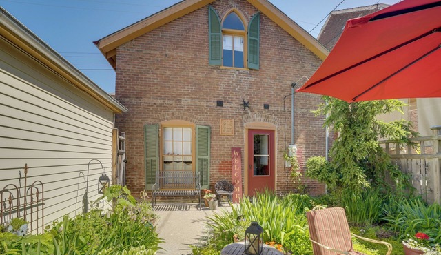 1 Block to Main St: 'Second Street Carriage House'
