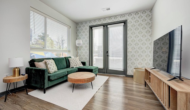 1 King Bed/1Bth - Broad Ripple