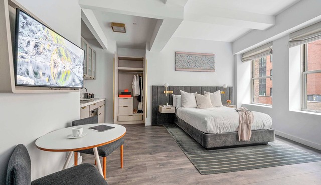17John: Classic Queen Studio Apartment