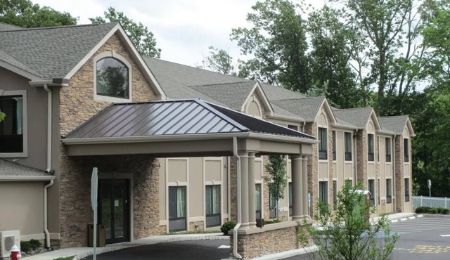 2 Comfortable Units, Free Breakfast, Close to Major Malls & Movie Theaters!