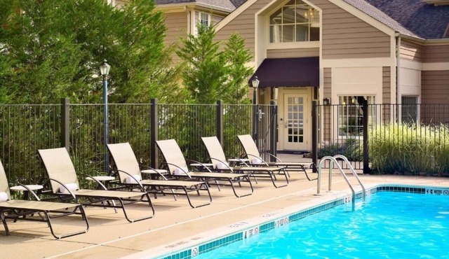2 Convenient Rooms, Seasonal Swimming Pool, Full Kitchen!