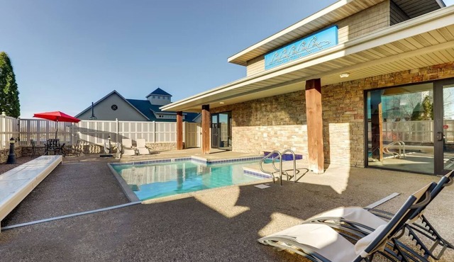 2 Suites | 2.5 mi to Village of East Davenport | Shop&Dine in Historic District