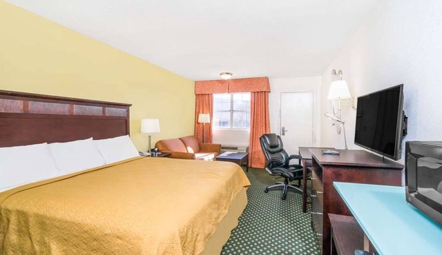 2 Two Queen Stay w/Free Breakfast Near Lookout Mountain & Ruby Falls