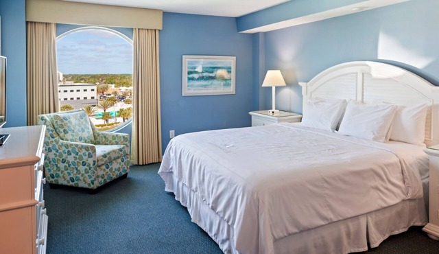 2BR City Condo – Kitchen, Pool Access & Family-Friendly Amenities Included