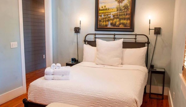 2BR Historic Apt | King St 3 Blocks | Porch, Parking, Full Kitchen | Charleston