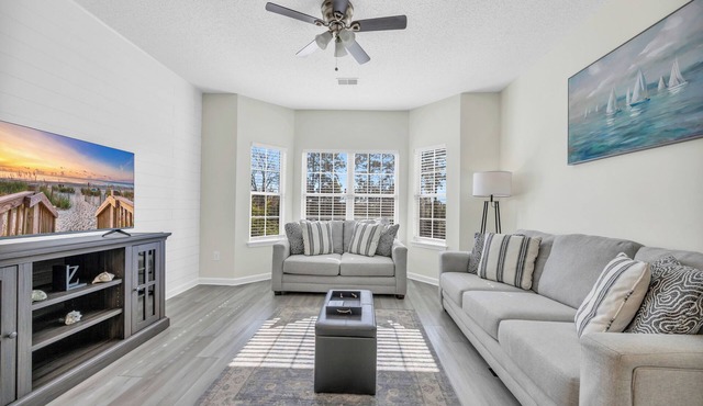 3 bedroom 2 bath, Southern and beach style apt comfortable for whole family