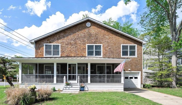 3 Blocks to Beach. 5 Bedrooms, 4 Bathrooms - Family Spaces, Kitchen, & Porches