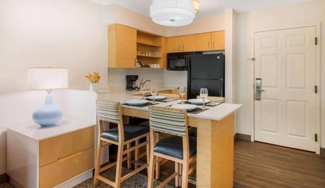 3 Quiet Suites Ideal for Business Stays or Getaways Close to Major Attractions
