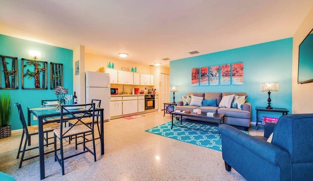 #3 ❤️ Updated Mid-Century Modern Apartment