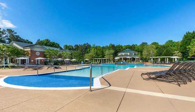 4 BDRM HUGE SLEEPS 12 INDOOR/OUTDOOR POOLS, HOT TUBS, GREAT LOCATION, BOOK SOON