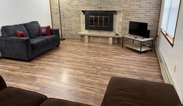 4 bed, 2 bath house, NYC train 10 min walk, MetLife Stadium 45 minutes