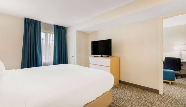4 Bright Suites with Kitchen Near Arrowood Business District – for Work Stays