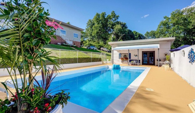 4 Mi to Downtown Chattanooga: Vibrant Studio