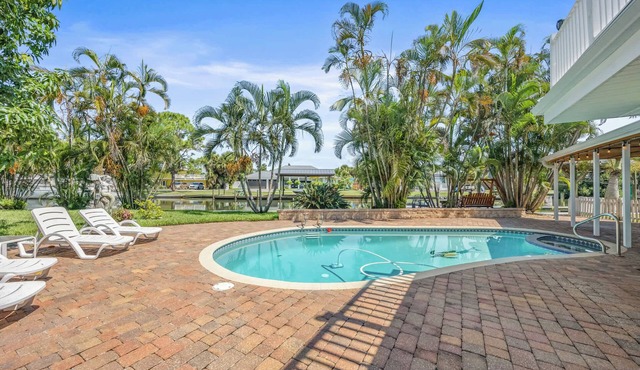 4BR/2.5BA Waterfront Oasis w/Pool & Dock