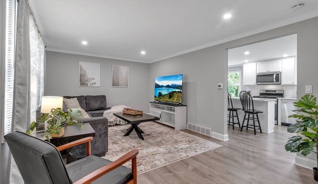 5-bedroom updated Home in Orchard Park w/2 Living rooms and 2 King beds.