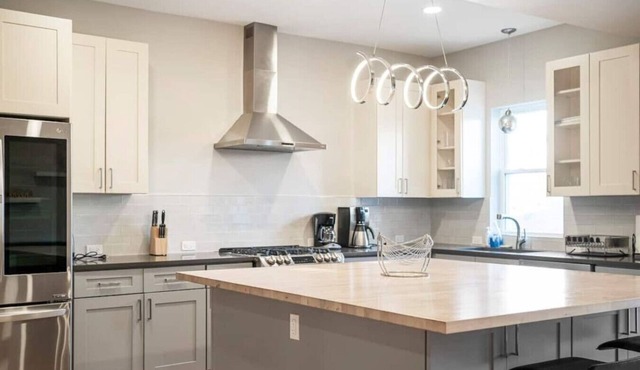 5BR/4BA Modern SFH Logan Square!