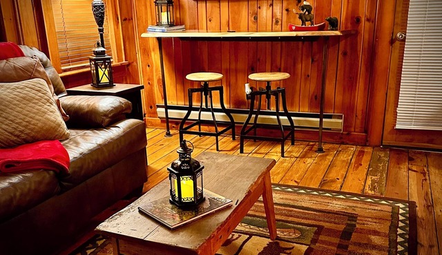 A Cozy Creekside Cabin Hideaway for Two — Fireplace, Hot Tub & Quiet Woods