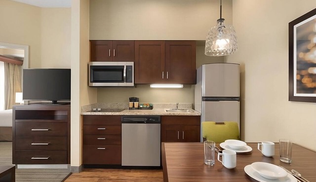 A Place to Unwind, Unplug, and Recharge! Full Kitchen, Free Breakfast, Pool!