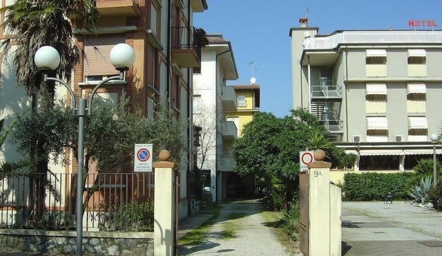 Air-conditioned spacious apartment with covered car parking 100m from the beach