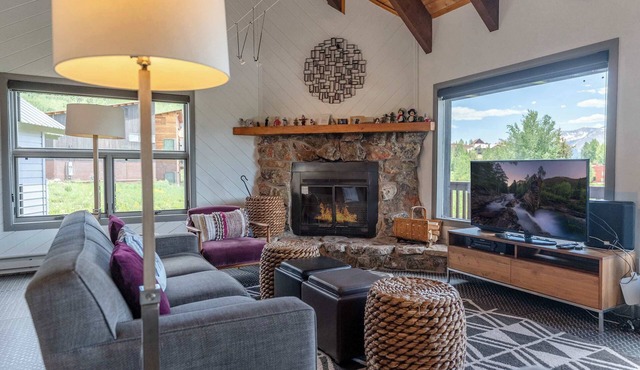 Anthracite Charm, pet friendly, expansive views!