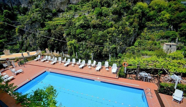 Appartamento Ulisse L: A characteristic apartment that is part of a villa.