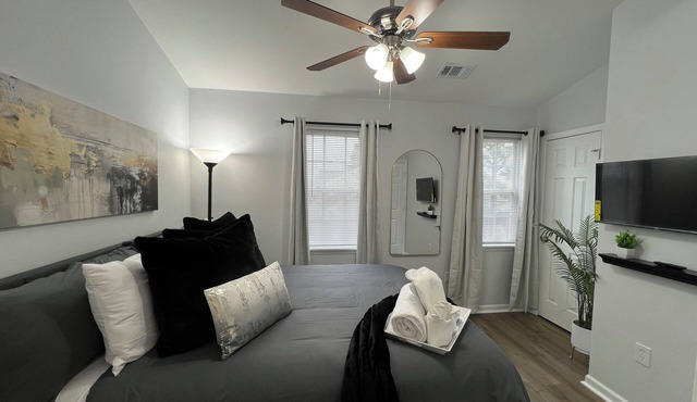 Awesome 2BR Townhome w/KING bed & pool