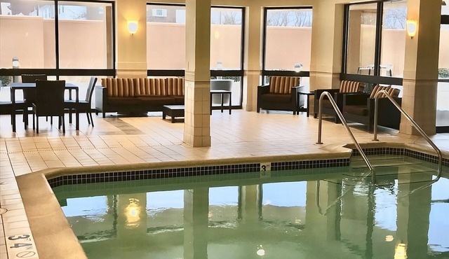 Awesome Find! 3 Relaxing Units, Pool, Pets Allowed, Elgin History Museum!