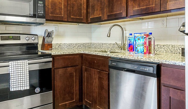 Barsala l 1BD w/Pool, & Fitness Centers, Fast Wi-Fi