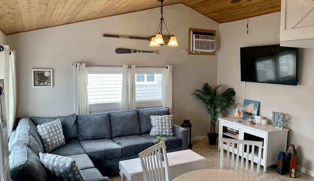 Bayside Two Bedroom Cottage. 2 blocks from beach. Newly renovated.