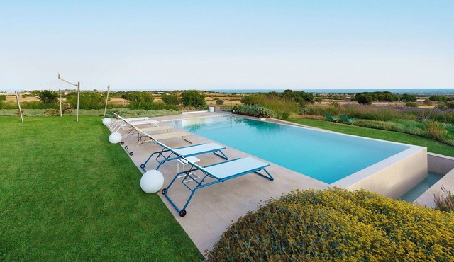 Beautiful private villa for 8 people with A/C, sauna, private pool, WIFI, hot tub, TV and terrace