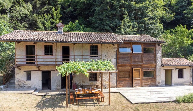 Beautiful private villa for 10 guests with patio, pets allowed and panoramic view