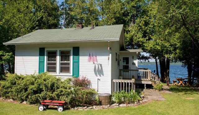 Beautiful Waterfront Cottage