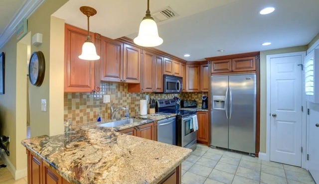 Beautifully updated 2bed/2bath, steps to beach in OV, Fort Pierce, FL