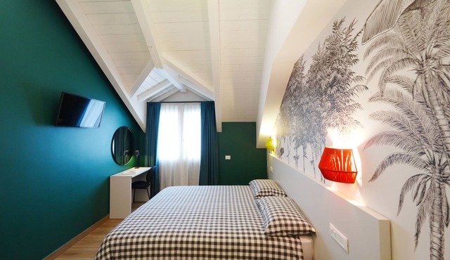 Bed and Breakfast 'Camera Matrimoniale Deluxe Five' with Shared Terrace, Wi-Fi and Air Conditioning
