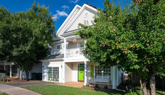 Belmont Oasis I Downtown Cville | 3 bed, 2.5 bath | Sleeps 6 A, 2 C