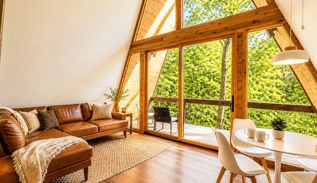Black Walnut Bungalow-Cozy Forest A-frame near Bentonville