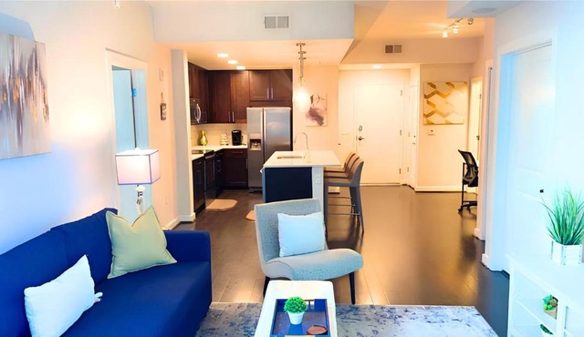 Blue Luxe-Highrise, Balcony, Year-round Pool, City View!