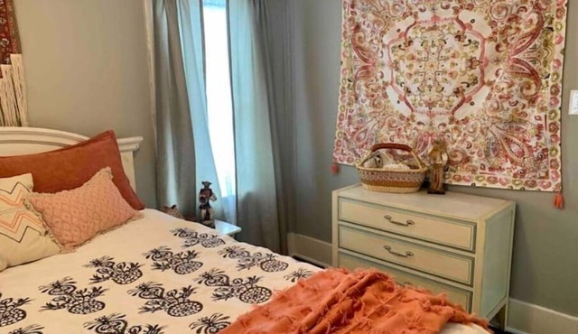 Boho Bungalow off Main-one block from Lovely Park