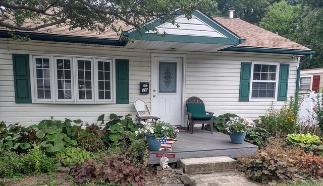 Borough Bungalow Walking Distance to Fonthill Castle
