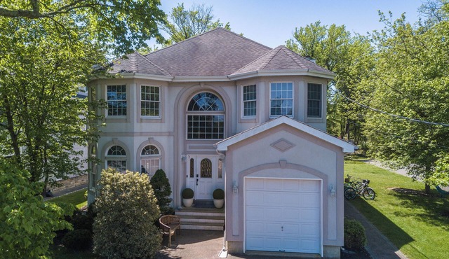 Bright, Spacious 4-bdrm Bay Head Shore Home - super close to beach, lake & town