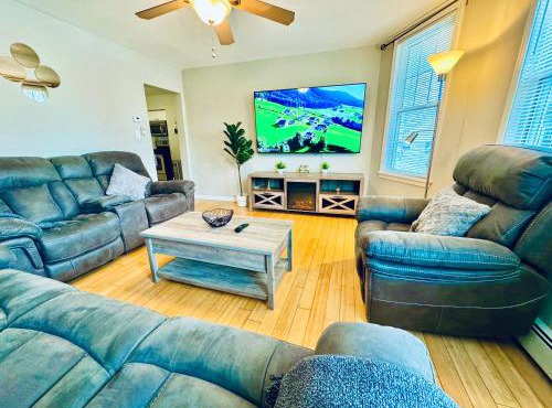 Bright, Stylish & Cozy 2Bed Unit w/Backyard & Grill Close to NYC!