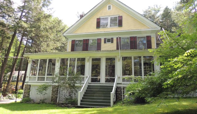 Brookview Manor Inn