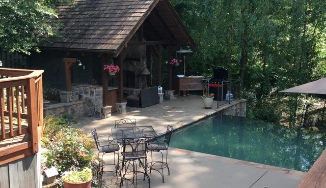 Buckhead, Infinity edge pool,hot tub. Close to shops and restaurants.