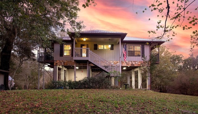 Camp Manatee - Riverfront Cabin, Stunning Views, Pet-Friendly, Hot tub + Kayaks!