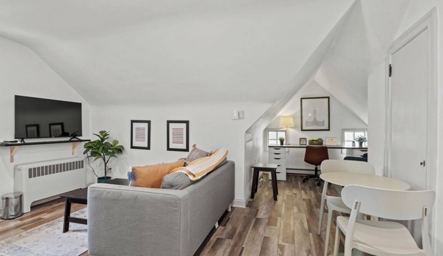 Charming 1-bedroom apartment with workspace in central Hatfield